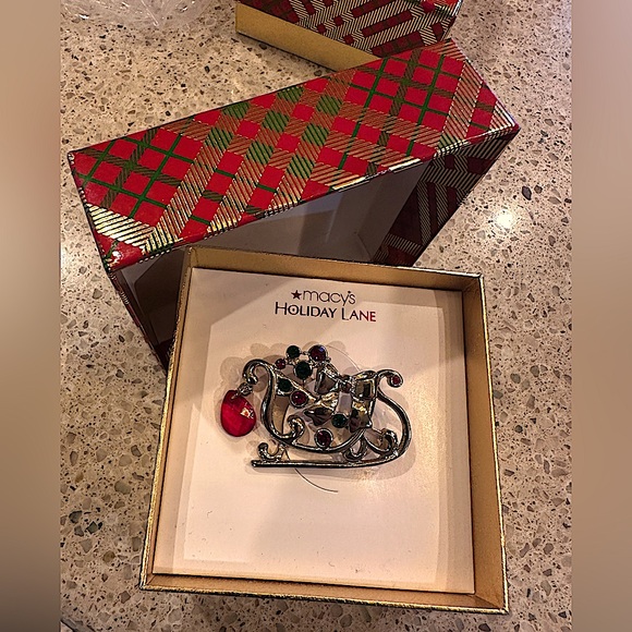 Macy’s Holiday Lane Sleigh brooch Metal And Enamel ~ New In Box - Picture 2 of 16